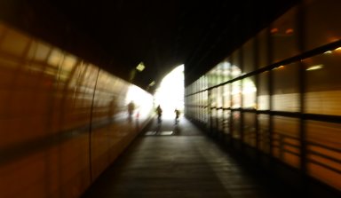 呉市国道185号休山トンネルの歩車道分離壁