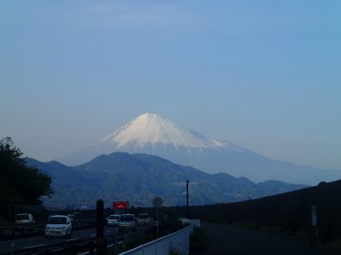 由比の海岸線からの富士山