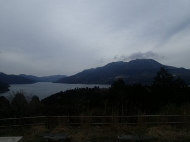 芦ノ湖を望む