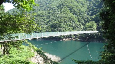 秩父湖にかかるつり橋