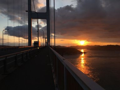 来島海峡大橋から見る夕日