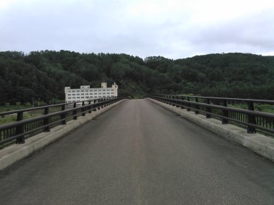堰堤下の橋