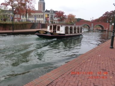 運河を走る遊覧船