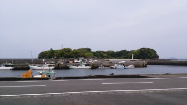 尾本漁港と黒島