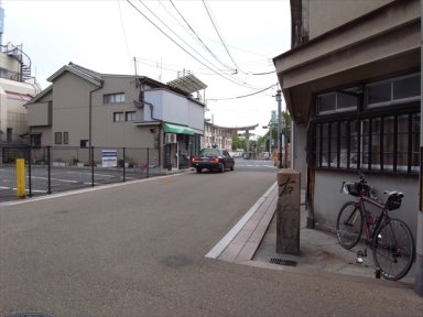 杭全神社前の奈良街道の道標