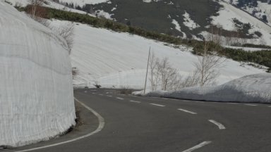 八幡平アスピーテライン：雪の壁