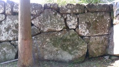 石垣の石に特殊な文字が刻まれている
