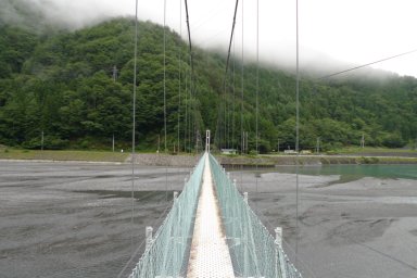 奈良田湖吊り橋
