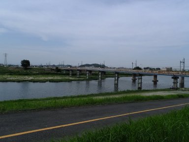 大和川を渡る