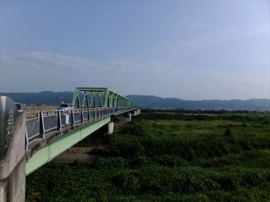 紀ノ川を渡る