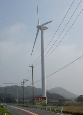 国道脇に巨大風車