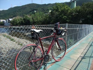 大和川の吊橋を渡る