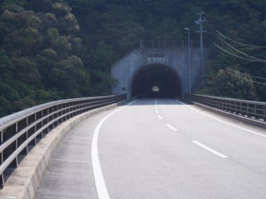 曲利トンネル