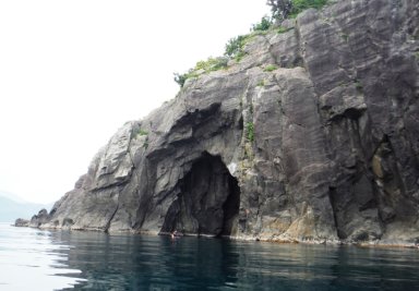毛島の南端近くの洞窟