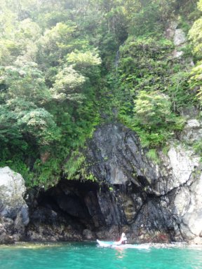 洞窟と滝