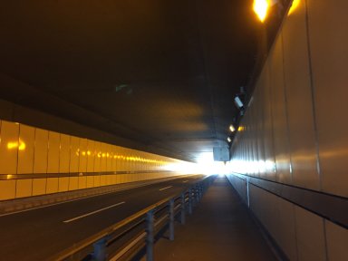 トンネル通過中