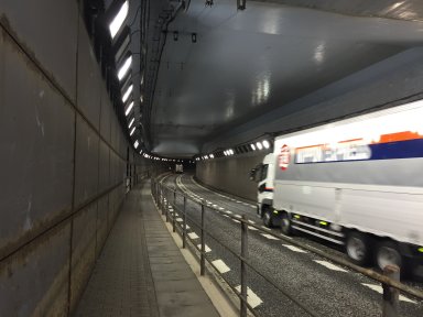 こっちのトンネルは長い。。