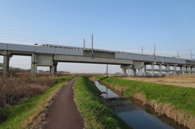 綾瀬川を越す東北新幹線