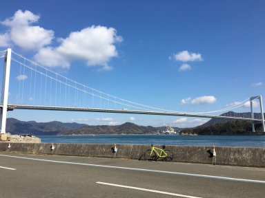 大島から見る伯方・大島大橋。