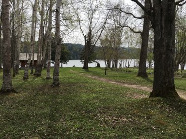 キャンプ場から見えるチミケップ湖