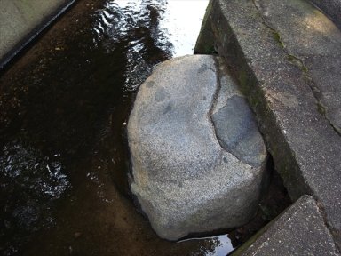 三輪神社西南隅の礎石