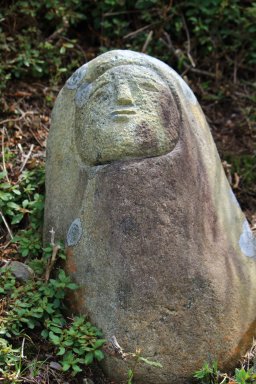 瞑想の小道の石像