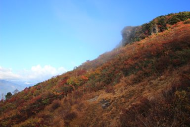 三方岩岳の斜面の紅葉