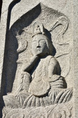 女人講塚の石造物