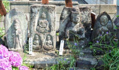 鳥羽町東部公民館の石造物	