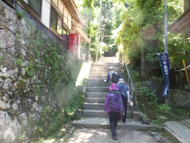 三徳山登山口階段