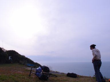 遠州灘を一望する断崖のキャンプ地