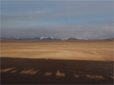 高原に映る青蔵鉄道の影