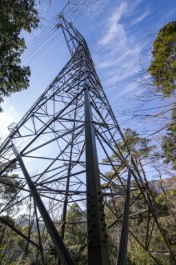 北尾根の送電鉄塔