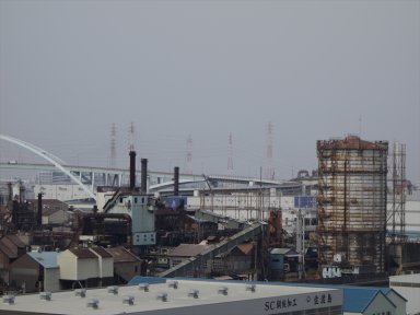 千本松大橋から中山製鋼所を望む