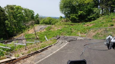東頸城広域農道：路面崩落