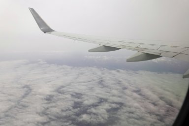 雲の上を飛行中