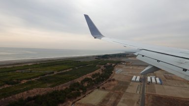 海岸線と空港の間
