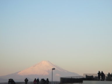 7：08片瀬江ノ島駅入口の近くから富士山